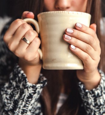 bir fincan kahve güzel bir kadın, el ve güzel dudaklar