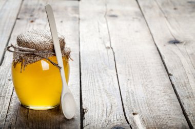 ahşap masa üzerinde bal kase. sembolü sağlıklı yaşam ve doğal tıp. aromatik ve lezzetli. 