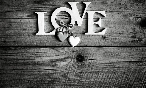 Letras de madeira formando palavra AMOR escrito em fundo de madeira. Dia de São Valentim. dois corações — Fotografia de Stock