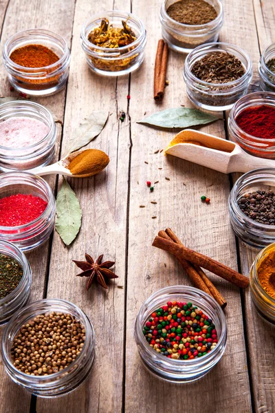 Conjunto de especias sobre fondo de madera. Comida — Foto de Stock