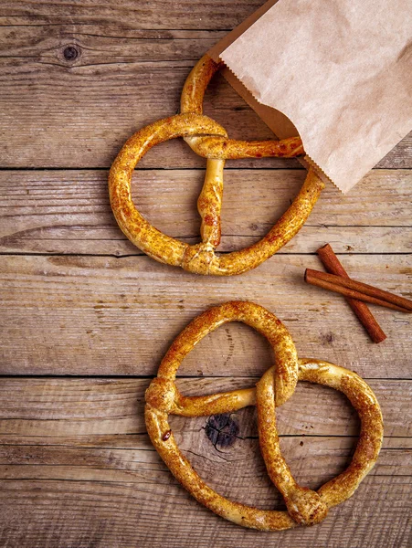 Hausgemachtes Gebäck. Brezel auf Holzgrund. Lebensmittel — Stockfoto