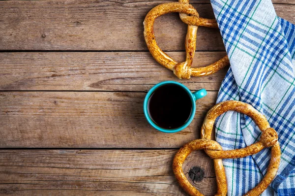 Pasteles caseros. Pretzel con toalla de cocina sobre fondo de madera. Comida —  Fotos de Stock