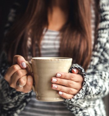 Bir fincan kahve holding kızın eller