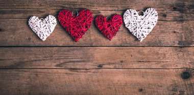 Ahşap bir arka planda kalp. Klasik stil.