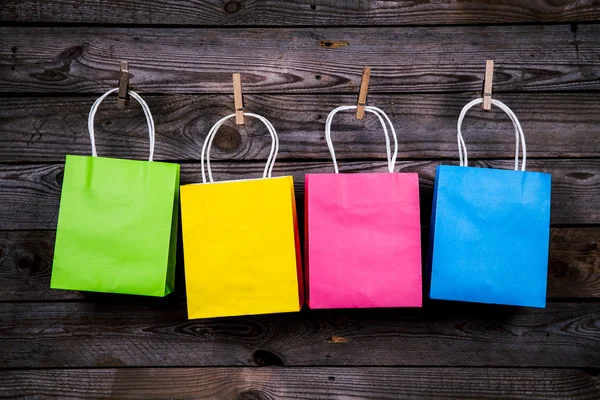 Multicolor Bolsas de compras sobre fondo de madera, venta, compra — Foto de Stock