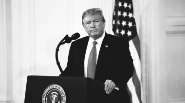 Washington, DC / USA - 9 Temmuz 2018: ABD Başkanı Donald Trump ABD Anayasa Mahkemesi 'nde, siyah-beyaz bir konuşma sırasında ciddi bir kızgın bakış.
