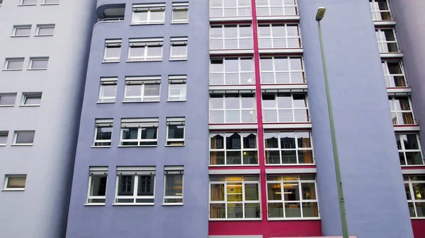 窓のあるバイオレットカラフルな建物のファサード 現代ドイツのヨーロッパ建築様式 — ストック写真
