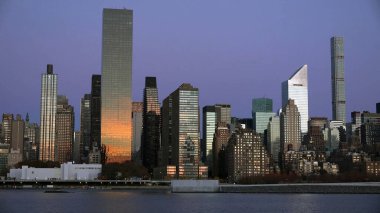 Doğu nehri ve Manhattan manzarası gün batımından sonra.