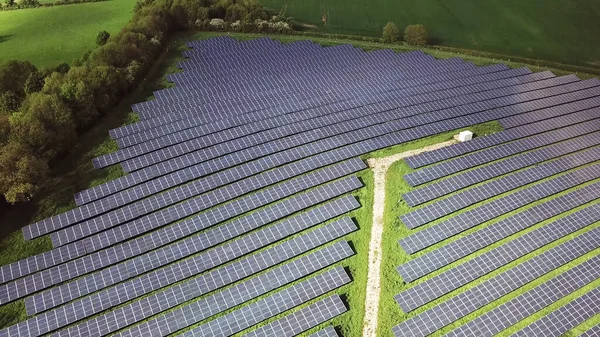 Клітини Сонячних Панелей Фермі Сонячної Енергії Між Зеленими Полями — стокове фото