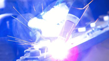 Gaz tungsten yay kaynak kaynağı GTAW meşalesi, metal kıvılcımlar üzerinde kaynak elektrot yakın