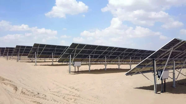 Primer Plano Paneles Solares Desierto Con Vista Tablero Distribución Con — Foto de Stock