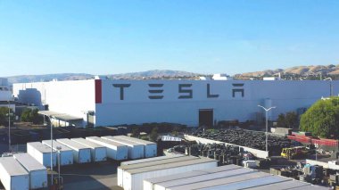 Fremont, California, ABD - Mart 01 2021: Tesla elektrikli otomobil fabrikası, otomobil fabrikası arka planı.