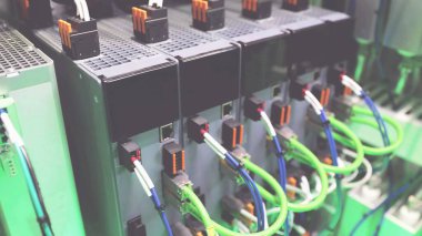 Ethernet kabloları, endüstriyel yüksek performanslı iletişim sistemi ya da makine paneli kontak temasları içeren otomatik çeviriciyi ilerletin.