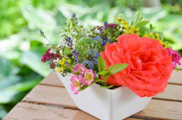 Rose und Kräuterblumen — Stockfoto