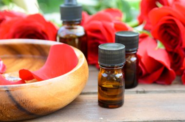 kırmızı gül ile temel yağlar