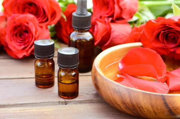 Essentiële oliën met rode rozen — Stockfoto