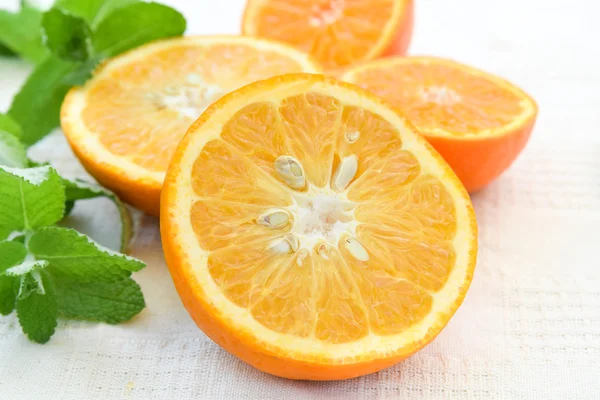 Naranja cortada por la mitad con menta —  Fotos de Stock