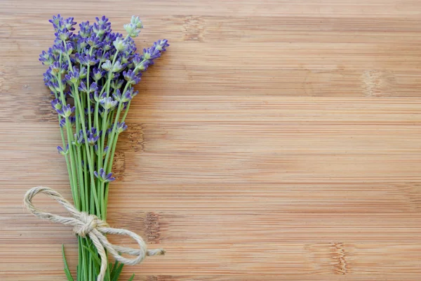 Bundel van lavendel op een houten bord — Stockfoto