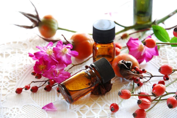 Aceites esenciales con rosas y bayas — Foto de Stock