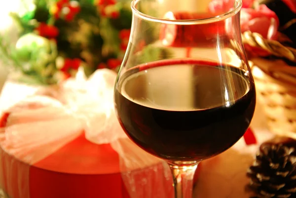 Red wine and gift — Stock Photo, Image