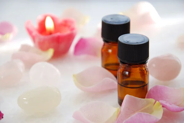 Aceites esenciales con rosas y velas —  Fotos de Stock