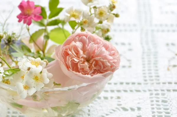 Rosas cor-de-rosa em arranjos — Fotografia de Stock