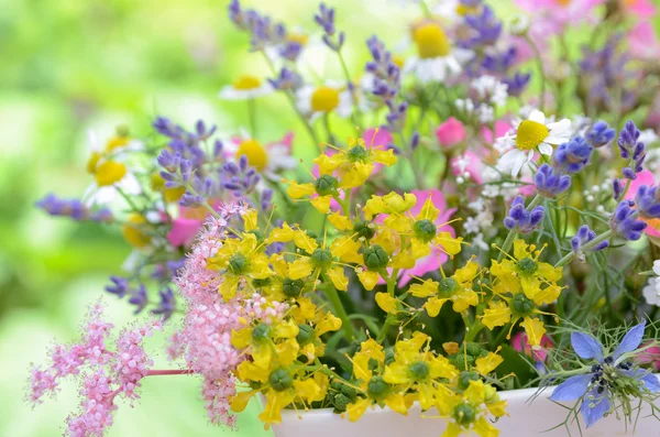 Blumenschmuck mit Kräuterblumen — Stockfoto