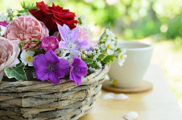 Cesta de flores con té —  Fotos de Stock