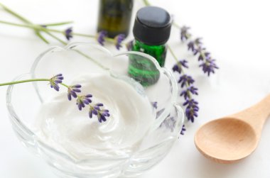 uçucu yağlar ve otlar ile Cilt Bakımı