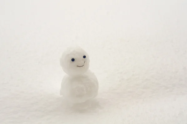 微笑在冬天堆雪人 — 图库照片