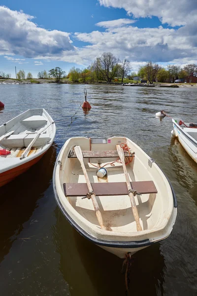 Roeien boten in Helsinki op een mooie zomerdag — Stockfoto
