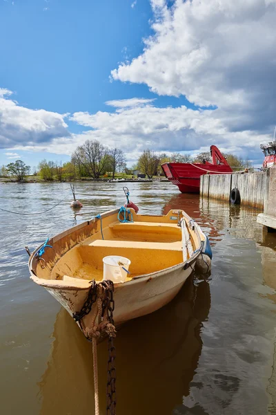 Roeien boot in Helsinki op een mooie zomerdag — Stockfoto