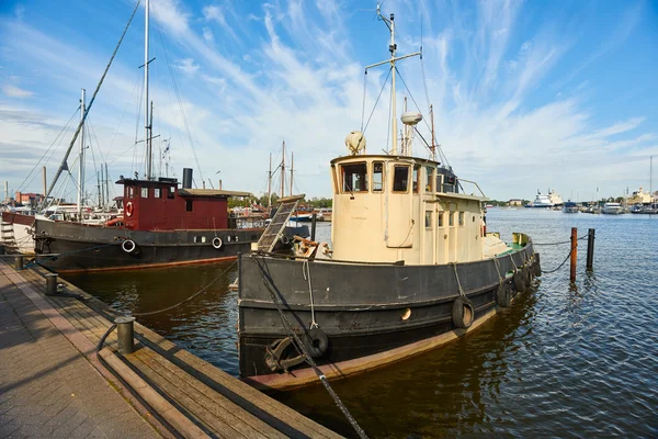 Gamle fiskerbåde i havn - Stock-foto