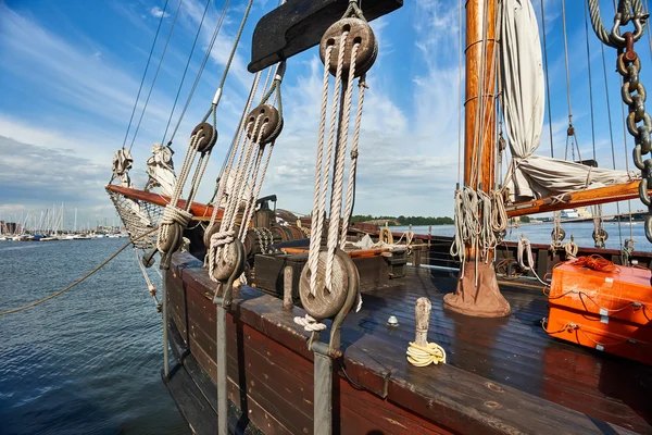 Old wooden sailing ship in harbour — Stock Photo, Image