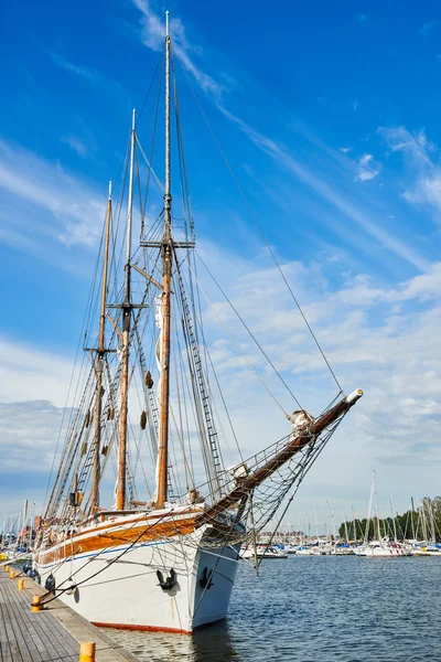 Stará dřevěná loď v přístavu — Stock fotografie