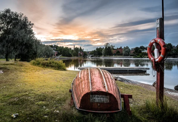 Barco salvavidas, puesta del sol, paisaje fluvial en Helsinki —  Fotos de Stock
