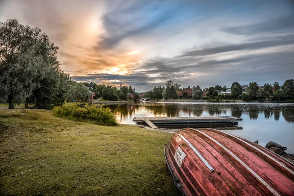 Barco salvavidas, puesta del sol, paisaje fluvial en Helsinki —  Fotos de Stock