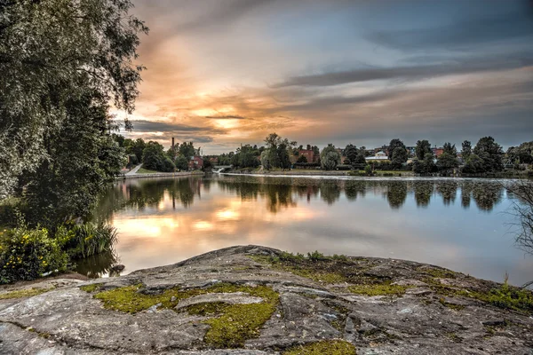 Flusslandschaft bei Sonnenuntergang in Helsinki Stockbild