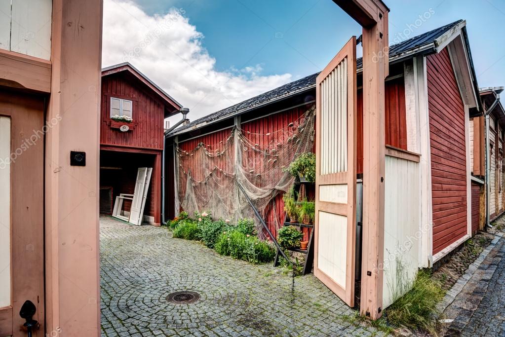 Casa de madera en el campo con muro de ladrillo rojo — Foto de stock