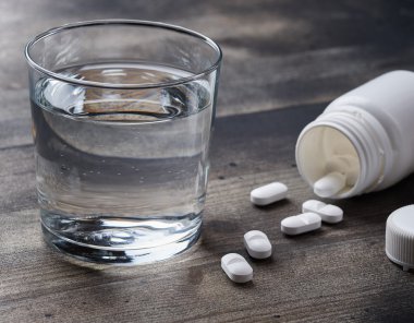 Eski ahşap masa tıp hapları