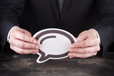 Sohbet simgesi elinde tutan adam