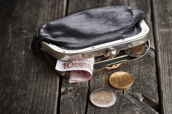 Bolsa com dinheiro na mesa de madeira — Fotografia de Stock