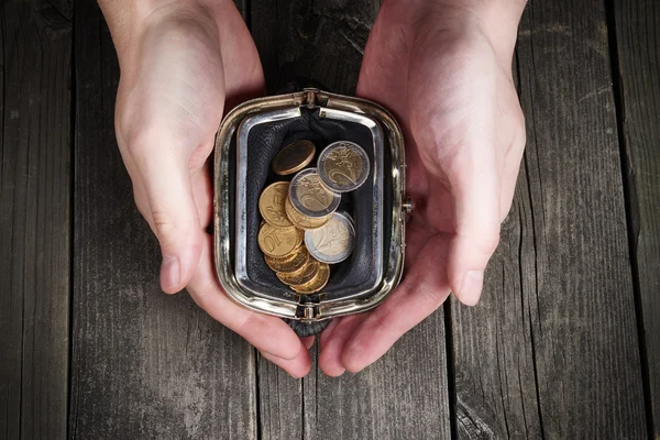 Händer som håller pengar handväska — Stockfoto