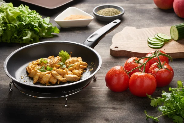 Cozinhar salada de frango saudável — Fotografia de Stock