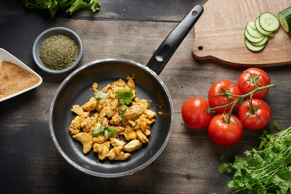 Kochen gesunder Hühnersalat — Stockfoto