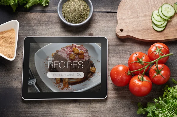 Recetas de alimentos en el ordenador tableta — Foto de Stock