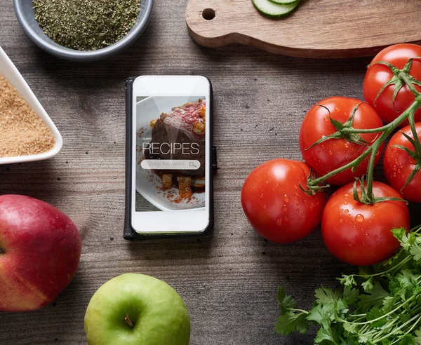 Receitas de alimentos no telefone inteligente — Fotografia de Stock