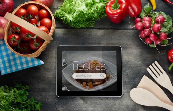 Receitas de alimentos no computador tablet — Fotografia de Stock