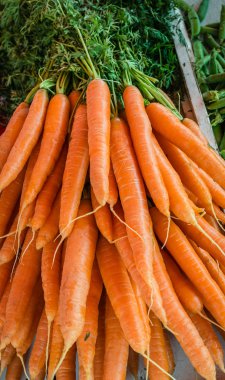 Pazar yeri üzerinde taze havuç