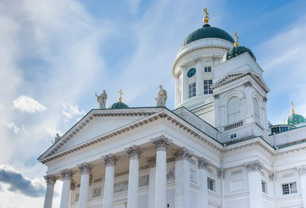 Kathedrale von Helsinki bewölkt blauer Himmel — Stockfoto